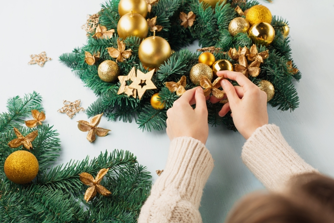 Do zdobení věnce můžete zapojit celou rodinu. Obzvlášť pro děti jde o velmi zábavnou kreativní činnost, jejíž výsledkem se mohou kochat celý advent.
