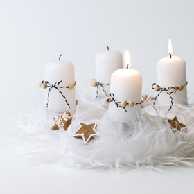 Adventní věnec také můžete ozdobit peřím, dejte však velký pozor, aby se nepřiblížilo k hořícím svíčkám.
