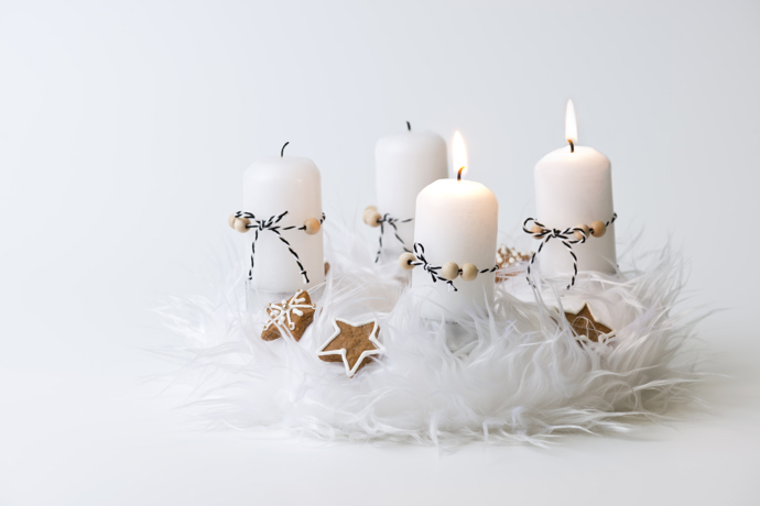 Adventní věnec také můžete ozdobit peřím, dejte však velký pozor, aby se nepřiblížilo k hořícím svíčkám.
