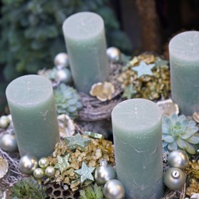Tlumené tóny na adventním věnci působí velmi elegantním dojmem a vytváří velmi vkusnou dekoraci. Na Štědrý den mějte připravené nové svíčky.

