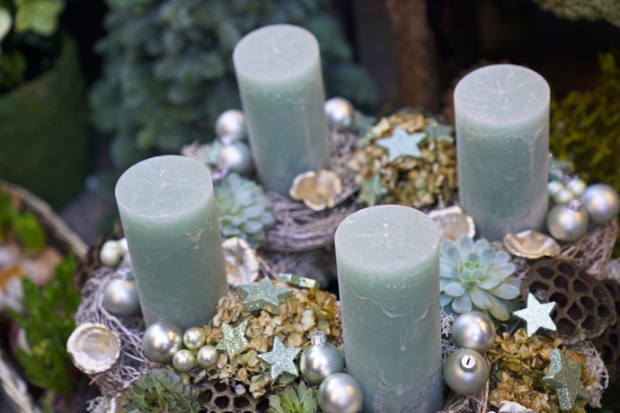 Tlumené tóny na adventním věnci působí velmi elegantním dojmem a vytváří velmi vkusnou dekoraci. Na Štědrý den mějte připravené nové svíčky.
