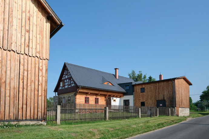 Stáří budovy v bývalých Sudetech odborníci odhadují na 200-250 let. Současní majitelé se rozhodli do rozsáhlé rekonstrukce, jejímž cílem bylo obnovit tuto ojedinělou ukázku venkovské lidové architektury v její co možná nejvíce autentické podobě.
Stáří budovy v bývalých Sudetech odborníci odhadují na 200-250 let. Současní majitelé se rozhodli do rozsáhlé rekonstrukce, jejímž cílem bylo obnovit tuto ojedinělou ukázku venkovské lidové architektury v její co možná nejvíce autentické podobě.