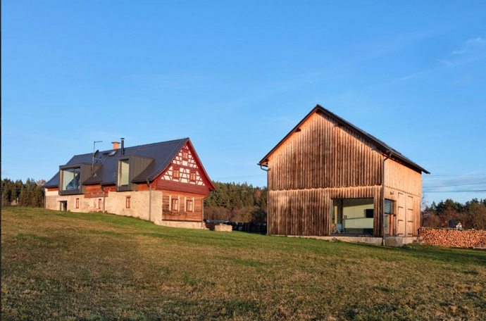 Stáří budovy v bývalých Sudetech odborníci odhadují na 200-250 let. Současní majitelé se rozhodli do rozsáhlé rekonstrukce, jejímž cílem bylo obnovit tuto ojedinělou ukázku venkovské lidové architektury v její co možná nejvíce autentické podobě.
Stáří budovy v bývalých Sudetech odborníci odhadují na 200-250 let. Současní majitelé se rozhodli do rozsáhlé rekonstrukce, jejímž cílem bylo obnovit tuto ojedinělou ukázku venkovské lidové architektury v její co možná nejvíce autentické podobě.