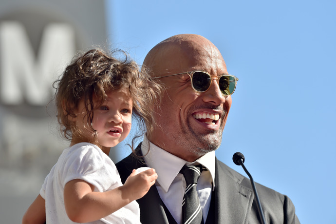 Dwayne Johnson (The Rock) má hned tři dcery. Z prvního manželství má Simone Alexandru (21) a se svou současnou ženou Lauren Hashian má Jasmine (6) a Tiana Giu (4). Na svých sociálních sítích sdílel vícekrát video, na němž se snaží svou nejmladší dceru přesvědčit, že práve on je hlas Mauiho v pohádce Odvážná Vaiana. Ta mu ale odmítala uvěřit.
