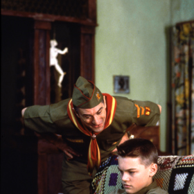 Dospívání po americku (1993)

Jednu ze svých prvních hlavních rolí si zahrál ve filmu Dospívání po americku.
