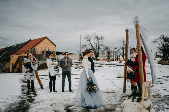 Zikmundov
Máte rádi klid, hluboké lesy a nekonečné pastviny? Pak se vám bude líbit v Zikmundově, na stylovém statku ze 17. století u Uherského Hradiště, který zrekonstruoval právník Adam Havlíček. Původně plánoval, že si pořídí dům v Toskánsku, nakonec se ale rozhodl pro rekonstrukci rodinného stavení, které za 20 milionů korun proměnil v místo, kde se historie potkává s moderním minimalistickým designem.
V penzionu, pojmenovaném po někdejším majiteli statku Zikmundu Berchtoldovi, se může ubytovat až 22 svatebčanů, a to v pokojích s poetickými názvy jako třeba Pod pecí nebo Vzduchoplavecký. A romantika na vás čeká i ve venkovních prostorách, protože šampaňské vám bude určitě nejvíce chutnat v dřevěných kádích s horkou vodou. Navíc vám tu místní šéfkuchař naservíruje netradiční slavnostní menu pod širým nebem.
Zikmundov
Máte rádi klid, hluboké lesy a nekonečné pastviny? Pak se vám bude líbit v Zikmundově, na stylovém statku ze 17. století u Uherského Hradiště, který zrekonstruoval právník Adam Havlíček. Původně plánoval, že si pořídí dům v Toskánsku, nakonec se ale rozhodl pro rekonstrukci rodinného stavení, které za 20 milionů korun proměnil v místo, kde se historie potkává s moderním minimalistickým designem.
V penzionu, pojmenovaném po někdejším majiteli statku Zikmundu Berchtoldovi, se může ubytovat až 22 svatebčanů, a to v pokojích s poetickými názvy jako třeba Pod pecí nebo Vzduchoplavecký. A romantika na vás čeká i ve venkovních prostorách, protože šampaňské vám bude určitě nejvíce chutnat v dřevěných kádích s horkou vodou. Navíc vám tu místní šéfkuchař naservíruje netradiční slavnostní menu pod širým nebem.