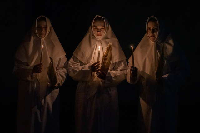"Luce" – postavy, které obcházejí stavení v den svátku svaté Lucie v Horním Němčí, obci v Bílých Karpatech.
"Luce" – postavy, které obcházejí stavení v den svátku svaté Lucie v Horním Němčí, obci v Bílých Karpatech.