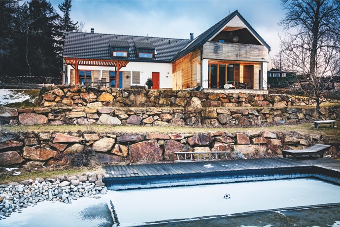 Na vysněném místě postavili moderní stavební, nakonec využili i starou maringotku Na vysněném místě postavili moderní stavební, nakonec využili i starou maringotku