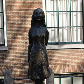 Dům Anne Frankové je nyní muzeum v Amsterdamu věnované právě této statečné židovské dívce. 
