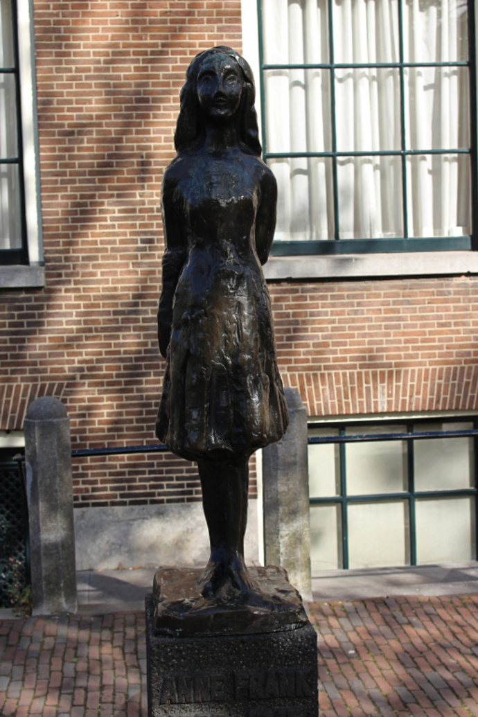 Dům Anne Frankové je nyní muzeum v Amsterdamu věnované právě této statečné židovské dívce.
Dům Anne Frankové je nyní muzeum v Amsterdamu věnované právě této statečné židovské dívce.