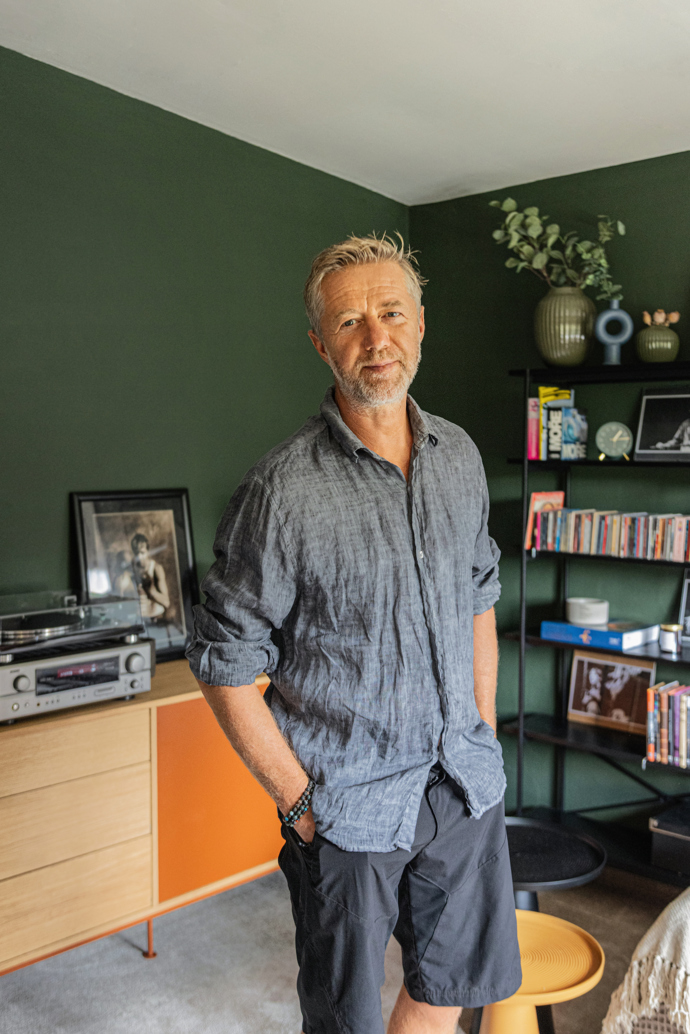 Místo, kde se učí divadelní role, odpočívá, poslouchá jazz, nebo řádí s čtyřletým vnukem. Takový je výsledek radikální proměny zahradního domku pod taktovkou Bonami a domek po deseti letech konečně plní svůj účel.
Místo, kde se učí divadelní role, odpočívá, poslouchá jazz, nebo řádí s čtyřletým vnukem. Takový je výsledek radikální proměny zahradního domku pod taktovkou Bonami a domek po deseti letech konečně plní svůj účel.