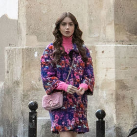Lily Collins při natáčení seriálu Emily in Paris pro Netflix
