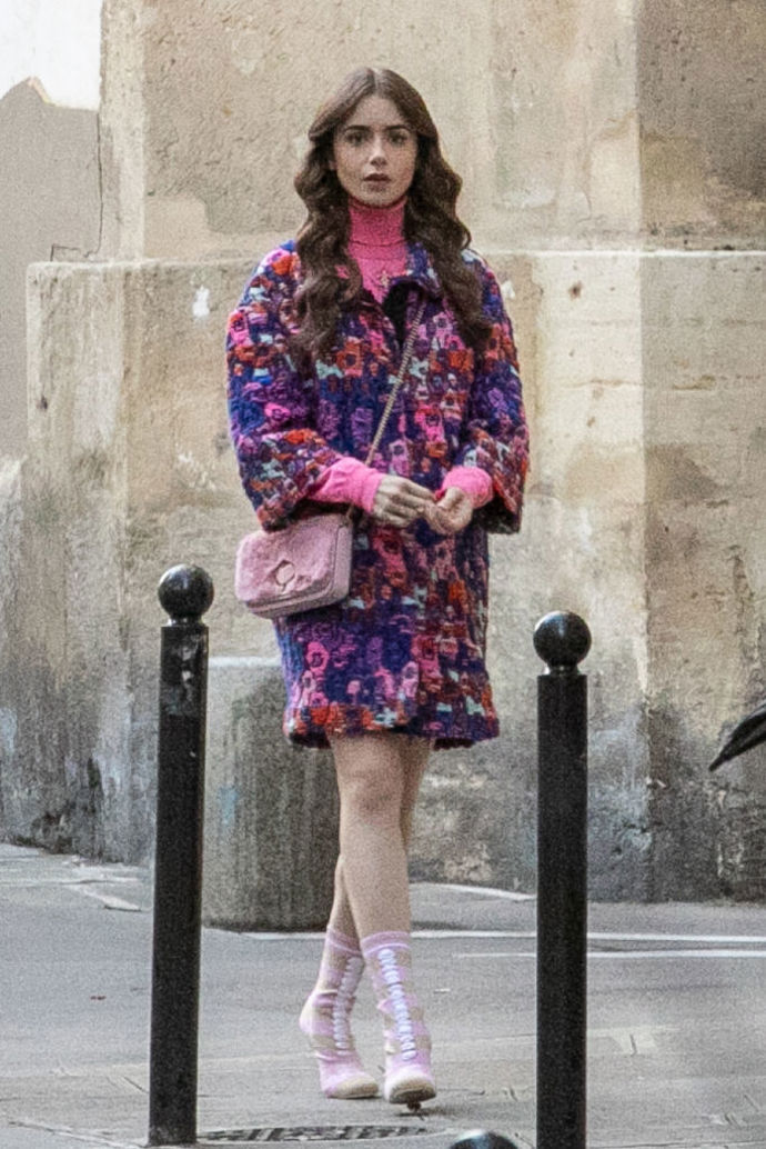 Lily Collins při natáčení seriálu Emily in Paris pro Netflix
Lily Collins při natáčení seriálu Emily in Paris pro Netflix