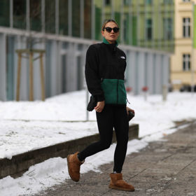 Outfit ve znamení pohodlí – sportovní bunda, legíny a ikonické hnědé válenky.
