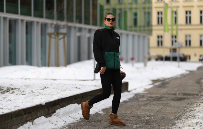 Outfit ve znamení pohodlí – sportovní bunda, legíny a ikonické hnědé válenky.
