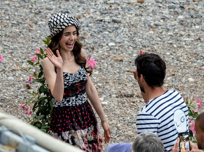 Lily Collins při natáčení druhé série seriálu Emily in Paris.
Lily Collins při natáčení druhé série seriálu Emily in Paris.