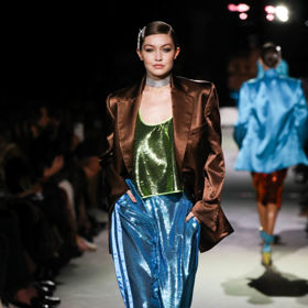 Gigi Hadid v lesklém modelu značky Tom Ford.
