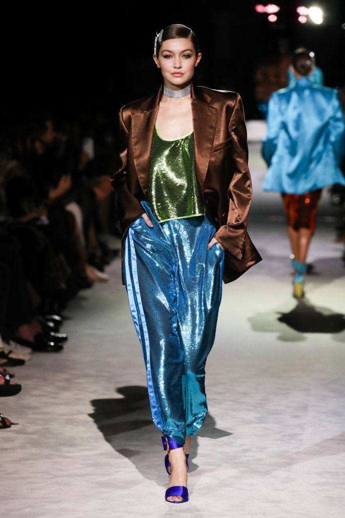 Gigi Hadid v lesklém modelu značky Tom Ford.
