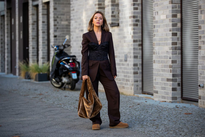 Válenky se dají stylově zkombinovat i do elegantně laděného outfitu.
