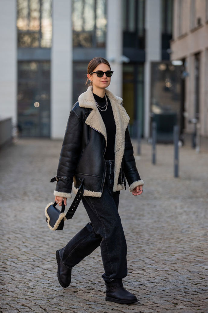 Černé válenky v lesklejší úpravě se hodí ke koženému shearling křiváku.
