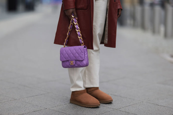Když se potkají značky Chanel a Ugg v jednom outfitu.
