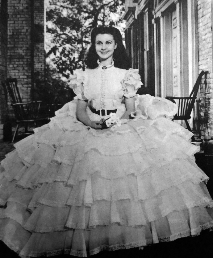 Scarlett O‘hara, Jih proti Severu
Vivien Leigh vynikla v romantickém drama vyprávějícím příběh z americké občanské války. Jeho hlavní hrdinkou je právě Scarlett O‘hara, která pochází z bohaté společnosti, ale nyní se snaží využít veškeré své prostředky, aby nebyla v chudobě. Je přitom bojácná, ješitná, zaměřená na sebe a zároveň velmi inteligentní.
Scarlett O‘hara, Jih proti Severu
Vivien Leigh vynikla v romantickém drama vyprávějícím příběh z americké občanské války. Jeho hlavní hrdinkou je právě Scarlett O‘hara, která pochází z bohaté společnosti, ale nyní se snaží využít veškeré své prostředky, aby nebyla v chudobě. Je přitom bojácná, ješitná, zaměřená na sebe a zároveň velmi inteligentní.