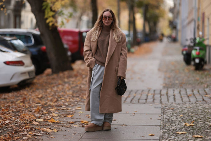 Sonia Lyson vzdává hold pohodlí v širokých kalhotách, oversized kabátu a válenkách.
