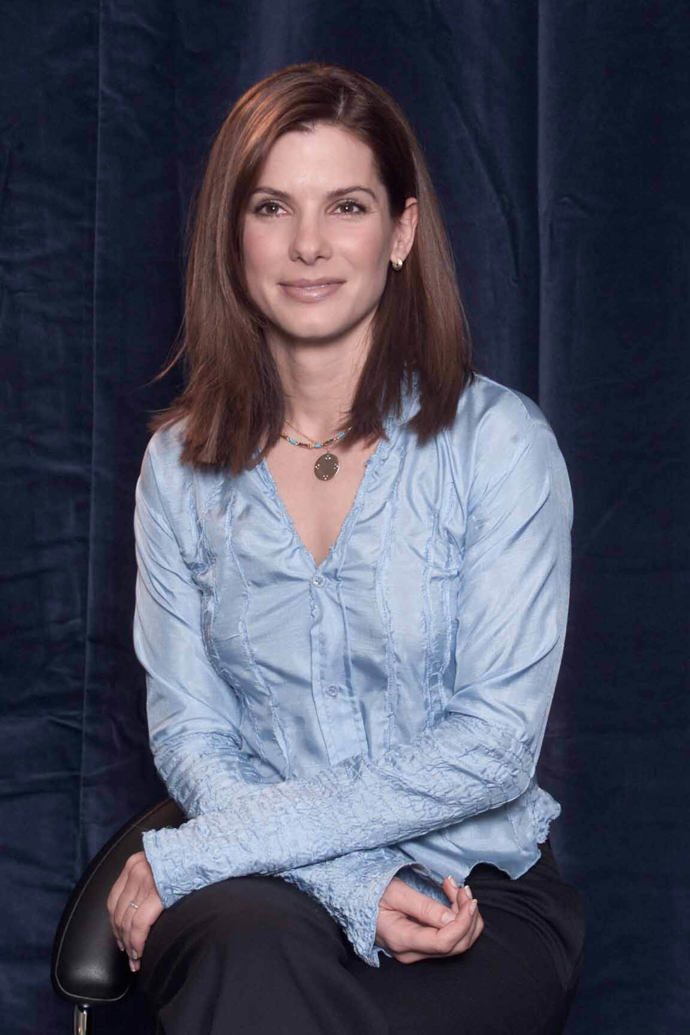 Gracie Hart, Slečna Drsňák
Snímek, který dokazuje, že se ženy mohou zajímat o krásu, ale i boj. Sandra Bullock zde vystupuje jako Gracie Hart, která je jako agentka v přestrojení poslána do Miss USA. Přes všechen její odpor se jí ale další soutěžící, i jejich pohled na svět, dostanou pod kůži.
Gracie Hart, Slečna Drsňák
Snímek, který dokazuje, že se ženy mohou zajímat o krásu, ale i boj. Sandra Bullock zde vystupuje jako Gracie Hart, která je jako agentka v přestrojení poslána do Miss USA. Přes všechen její odpor se jí ale další soutěžící, i jejich pohled na svět, dostanou pod kůži.
