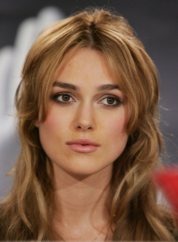 Elizabeth Bennet, Pýcha a Předsudek
Elizabeth Bennet (Kiera Knightly) je považovaná za jednu z nejobdivuhodnějších hrdinek z řad postav Austinové. Nejenom že je chytrá a sečtělá, k tomu se chce provdat z lásky, ne kvůli ekonomické jistotě.
Elizabeth Bennet, Pýcha a Předsudek
Elizabeth Bennet (Kiera Knightly) je považovaná za jednu z nejobdivuhodnějších hrdinek z řad postav Austinové. Nejenom že je chytrá a sečtělá, k tomu se chce provdat z lásky, ne kvůli ekonomické jistotě.