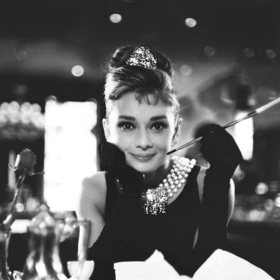 Holly Golightly, Snídaně u Tiffanyho

Půvabná postava, kterou ztvárnila Audrey Hepburn, by se dala popsat jako svobodná duše, která ví, co chce, a bude se vždy bavit, zatímco bude dosahovat svého cíle. Ví, jak využít situace. A i proto je vždy středem pozornosti všech večírků.
