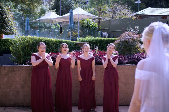 Je vám spíše po chuti tmavší odstín Viva Magenta? Není problém, i ten vypadá skvěle nejen na družičkách.
