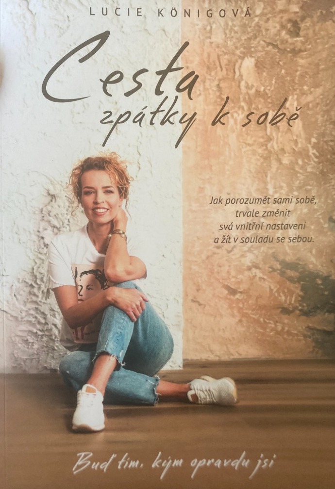 Novinka Cesta zpátky k sobě od spisovatelky a transformační koučky Lucie Königové potěší každého, kdo touží po šťastnějším, láskyplnějším a hodnotnějším životě. Najdete v ní cenné postřehy i užitečné rady, jak lépe porozumět sobě samému. Na příkladu situací z různých životních oblastí zjistíte, jak změnit svá vnitřní nastavení a žít v souladu a spokojenosti. S tímto praktickým průvodcem může obdarovaný okamžitě začít pracovat na svém rozvoji a radovat se nejen u vánočního stromečku, ale každý den.

