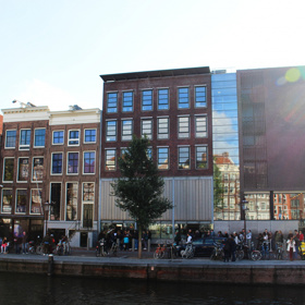 Fotografie amsterdamského domu s číslem 263 na Prinsengracht, kde se Frankovi ukrývali.
