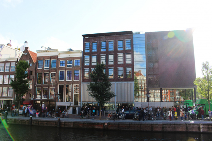 Fotografie amsterdamského domu s číslem 263 na Prinsengracht, kde se Frankovi ukrývali.
Fotografie amsterdamského domu s číslem 263 na Prinsengracht, kde se Frankovi ukrývali.