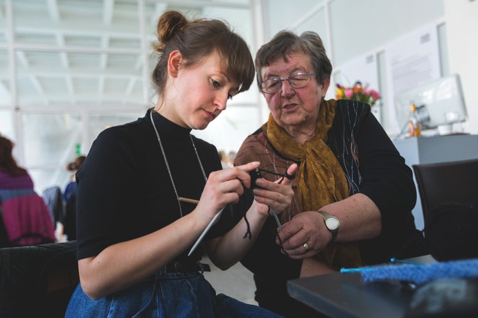 Workshop, kde se lze naučit plést či háčkovat přímo od babiček pletařek.
Workshop, kde se lze naučit plést či háčkovat přímo od babiček pletařek.