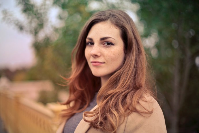 Balayage je oblíbená technika u mladších lidí, ale s přehledem tuto techniku můžete vyzkoušet i po třicítce. Pro začátek se vyhýbejte výraznějším barvám a volte přirozené odstíny. Tato technika vlasy minimálně namáhá a zatěžuje
