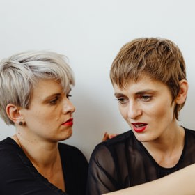 Pixie střihy jsou populární i mezi celebritami po 30. a nechají skvěle vyniknout vašim náušnicím a make-upu. Je však třeba myslet i na to, že tento střih nechá vyniknout i různým nedokonalostem a nehodí se ke každému tvaru hlavy.
