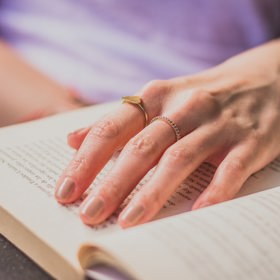 Ke krátce střiženým nehtům na běžné nošení se skvěle hodí neutrální odstíny laků. Brzy však dochází k oprýskání laku, což ve většině mužů evokuje dojem neupravených nehtů.
