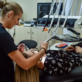Zubař vám vybere nejlepší možnou variantu, ať už se jedná o porcelánové fazety, porcelánové korunky nebo zubní implantáty. 
