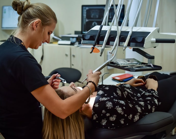 Zubař vám vybere nejlepší možnou variantu, ať už se jedná o porcelánové fazety, porcelánové korunky nebo zubní implantáty. 
