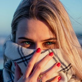 Červené nehty působí velmi atraktivním a svůdným dojmem, nehodí se však pro každý typ ženy. Pokud si nejste jistá, jak by na vás červené nehty vypadaly, zkuste si nechat poradit od dobré přítelkyně nebo v kosmetickém salónu.
