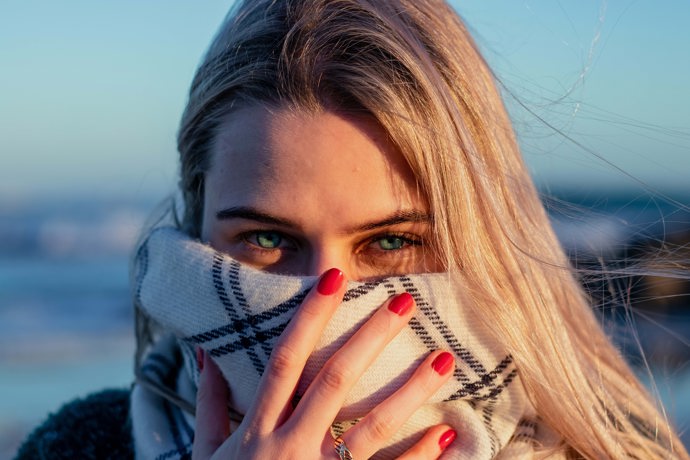 Červené nehty působí velmi atraktivním a svůdným dojmem, nehodí se však pro každý typ ženy. Pokud si nejste jistá, jak by na vás červené nehty vypadaly, zkuste si nechat poradit od dobré přítelkyně nebo v kosmetickém salónu.
