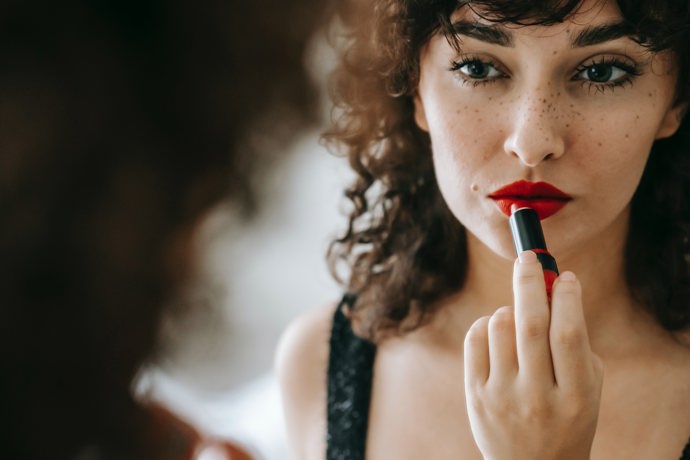 Červená rtěnka je velmi atraktivní a odvážná, určitě se však také nehodí ke každému typu obličeje. S přibývajícími lety navíc některé rtěnky dokážou nechtěně přidat pár let navíc. Pokud červenou rtěnku zvolíte, je ideální zbytek líčení provést velmi jemnou formou.
