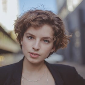 Pokud toužíte po velmi krátkém střihu, ale myslíte si, že pixie styl není nic pro vás, můžete zkusit kompromis mezi pixie a krátkým střihem a ponechat vlasům trochu délky na případný styling.
