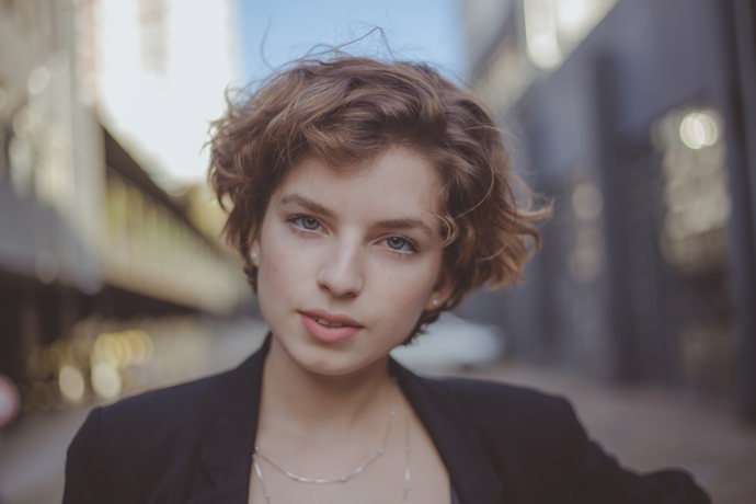 Pokud toužíte po velmi krátkém střihu, ale myslíte si, že pixie styl není nic pro vás, můžete zkusit kompromis mezi pixie a krátkým střihem a ponechat vlasům trochu délky na případný styling.
