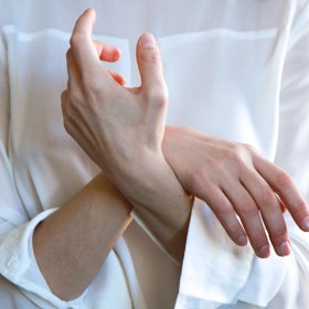 Nehty nemusíte nějak zvlášť upravovat. Opravdu mnohdy postačí jen čisté a upravené nehty, které vyžadují minimální péči.
