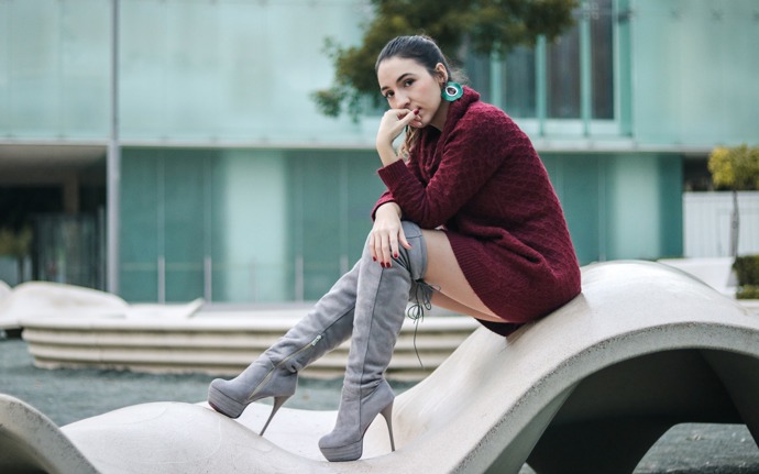Kozačky nad kolena by měly obepíat nohu, aby co nejlépe vynikly vaše křivky. Jehlový podpatek jim dodá na eleganci a opticky prodlouží vaši postavu.
