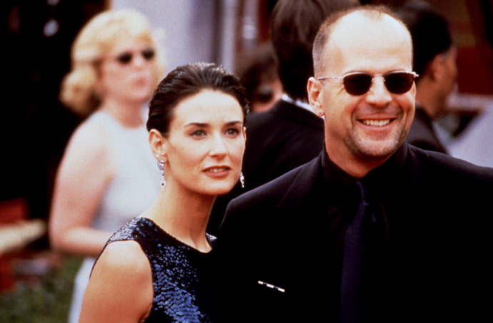Herec po boku krásné Demi Moore, bývalé manželky.
