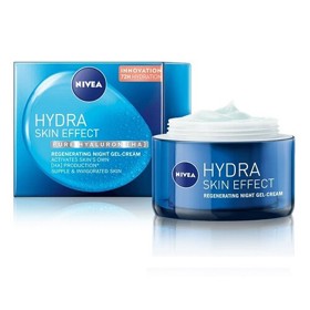 NIVEA Hydra Skin Effect Hydratační noční gel-krém (365 Kč) má příjemnou texturu a obsahuje kyselinu hyaluronovou, která aktivuje pleťové buňky. Díky tomu bude vaše pleť pevnější, pružnější a navíc bude hydratovaná až na 72 hodin. Navíc lehká textura nezanechává mastný film a proto je produkt vhodný pro všechny typy pleti.
