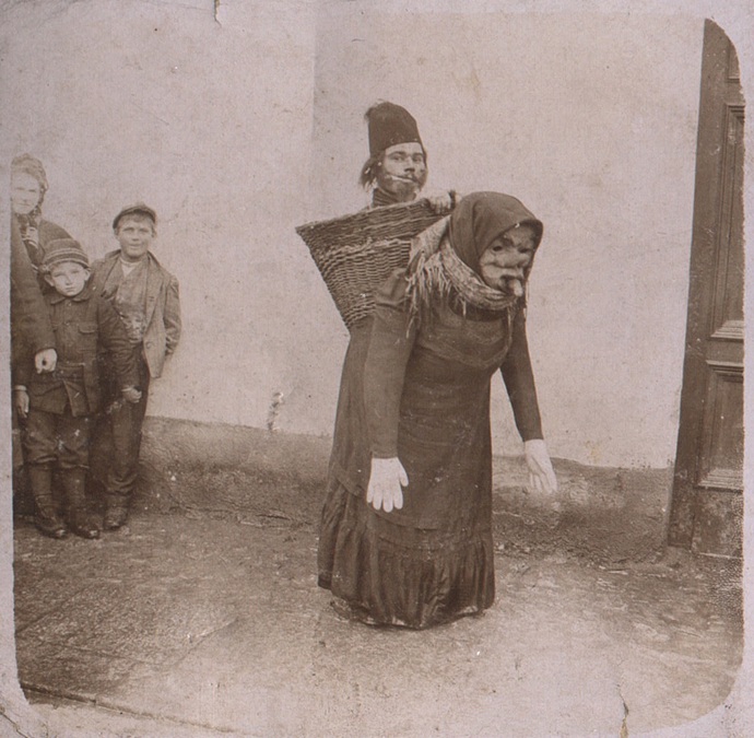 Dobové foto masky bába s nůší
Dobové foto masky bába s nůší